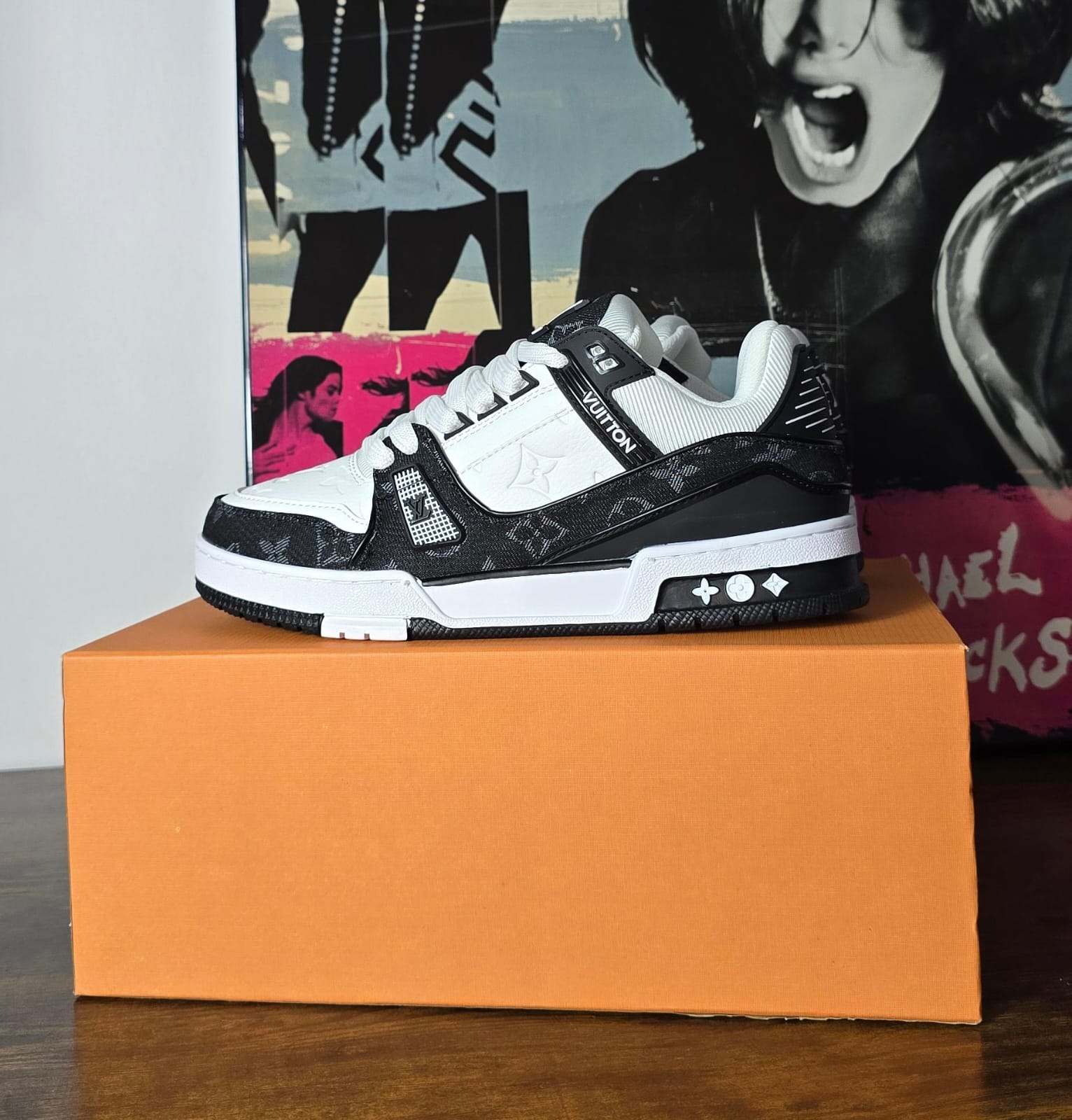 LV TRAINER BLACK WHITE